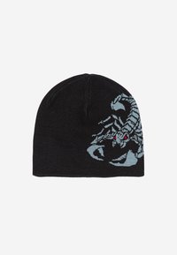 Beanie tricotat negru, cu un design de scorpion în nuanțe de albastru deschis și roșu. Are o ajustare strânsă și o textură netedă.