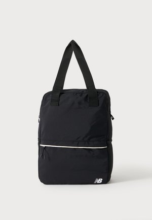 Zwarte rechthoekige draagtas met twee handvatten, voorvak met ritssluiting en witte bies, en klein wit New Balance-logo rechtsonder.