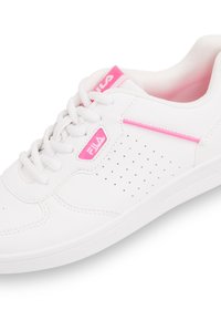 Weiße Sneaker mit rosa Akzenten, aus synthetischem Material. Verfügen über Perforationen an der Seite, strukturierte Schnürsenkel und einen gepolsterten Schaft.