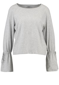 Pull en tricot gris clair avec un col rond, des manches longues à poignets élastiques et des accents à cordon sur les manches.