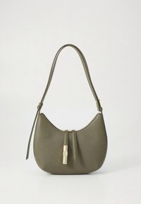 Mala de ombro em couro verde com forma curva, fecho de correr e um detalhe em tom dourado. Apresenta uma única alça ajustável para maior versatilidade.