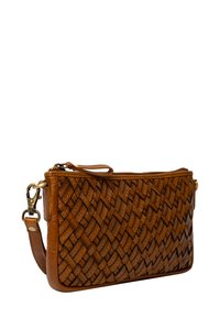 Pochette en cuir tressé dans une teinte brun chaud, dotée d'une fermeture éclair, d'une bandoulière amovible et de détails de couture discrets. Forme rectangulaire.