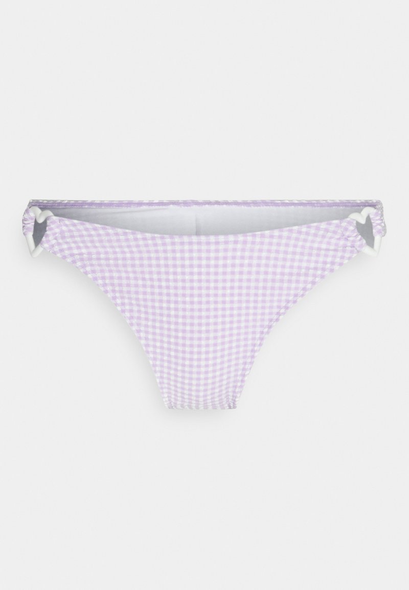 Fundo de bikini em padrão xadrez roxo com lados franzidos e detalhes em forma de coração brancos. Tecido suave com um design ajustado.
