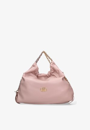 Sac à main rose pâle souple avec des anses en chaîne argentée et dorée mélangées et un emblème ovale en or avec logo sur le devant.