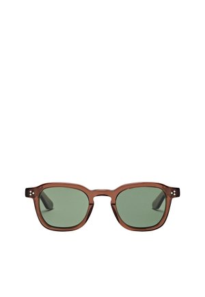 Braune, durchscheinende, rechteckige Sonnenbrille mit grün getönten Gläsern und kleinen dekorativen silbernen Punkten in der Nähe der Scharniere.