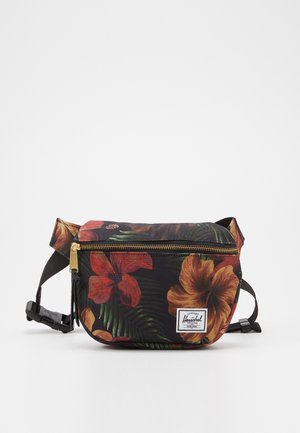 Banane en tissu noir avec imprimé fleurs tropicales rouge et orange, fermeture éclair dorée, sangle réglable et étiquette de marque Herschel blanche à l'avant.