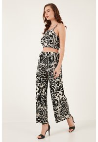 LELA REGULAR FIT - Auduma bikses - black