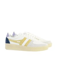 Vit sneakers med gul och grå mockastripe, texturerad gummisula och en lavendelfärgad hälflik. Varumärkeslogotyp på sidan.