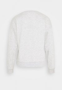 Felpa grigia con una texture morbida, dotata di un collo arrotondato e polsini a costine. Design semplice senza loghi o motivi visibili.