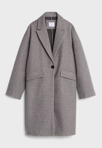 Šedý kabát z vlněné směsi s klopovým límcem na zářez, zapínáním na jeden knoflík a dvěma předními kapsami. Má volný střih a strukturovanou texturu látky.