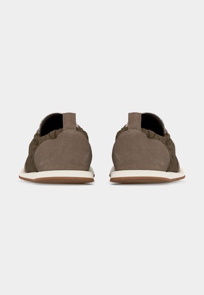 Ζευγάρι καφέ άνετα παπούτσια χωρίς κορδόνια με λευκές σόλες, μια εικόνα από πίσω, με φόντο απλό ανοιχτό γκρι.