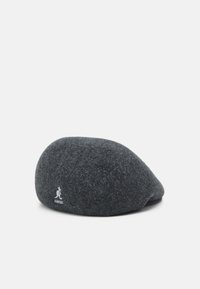 Boina de lana gris de forma redondeada, con el logo de Kangol en blanco. Textura suave con un acabado liso, adecuada para varios atuendos.