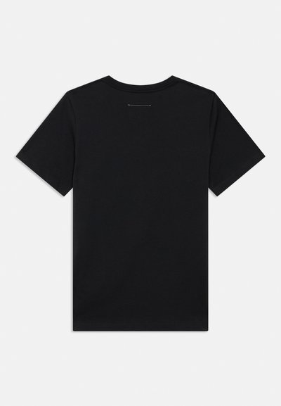 Čierne bavlnené tričko s krátkymi rukávmi, okrúhlym výstrihom a jemným vodorovným švom na hornej časti chrbta. Hladká textúra.