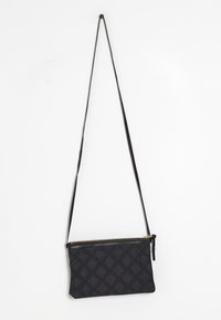 Schwarze, gesteppte Umhängetasche mit Reißverschluss, flacher Form, verstellbarem Riemen und horizontalem Rautenmuster.