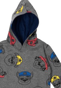 Felpa con cappuccio grigia e cappuccio a righe blu, con allegre facce di cani in stile cartone animato in vari colori: dettagli rossi, blu e gialli.