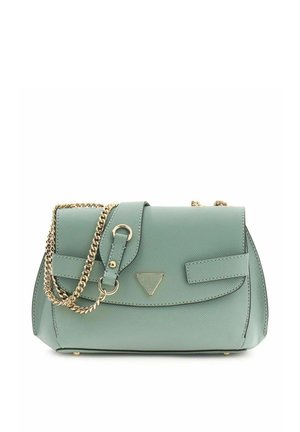 Sac bandoulière en cuir vert clair avec une chaîne en or, un emblème triangulaire en métal et une fermeture à rabat sur le devant.