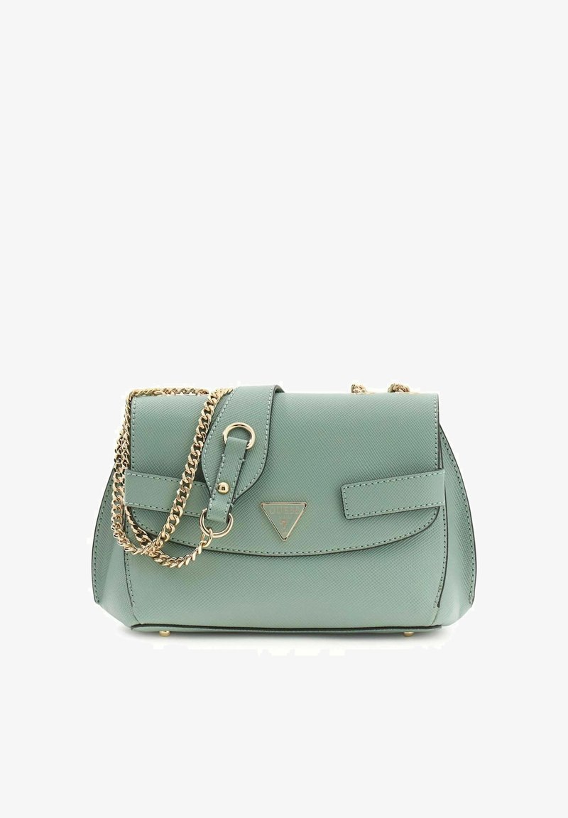 Sac bandoulière en cuir vert clair avec une chaîne en or, un emblème triangulaire en métal et une fermeture à rabat sur le devant.