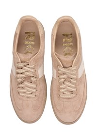 Lichtbruine suède sneakers met een witte streep, gestructureerde veters en gouden logodetails. Ronde vorm met een dempende zool.