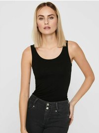 Schwarzes ärmelloses Tanktop aus einem weichen Stoff, mit einem runden Ausschnitt und einer figurbetonten Silhouette, kombiniert mit hoch taillierten schwarzen Jeans.