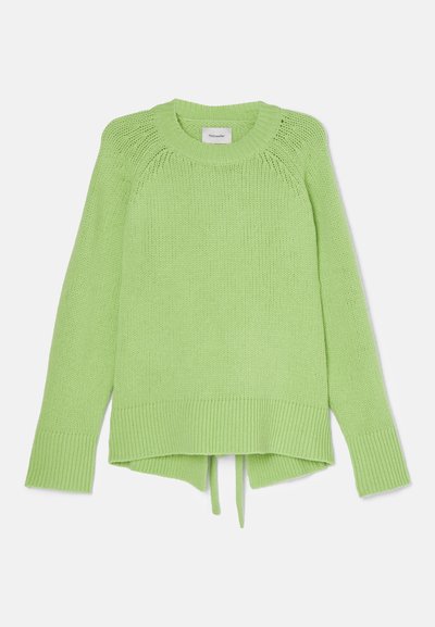 Pull en tricot vert clair avec un col rond, des poignets côtelés et un ourlet fendu avec des détails de lien à l'arrière. Tissu texturé.