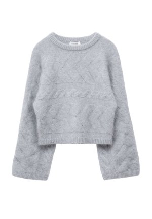 Gray cropped sweater with long sleeves, knitted texture, featuring a cable pattern and a ribbed neckline and hem. Made from soft material.