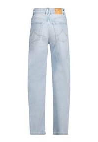 Vaaleansiniset farkut suoraan leikkaukseen, viiden taskun muotoilu, voimakkaat tikkausviivat ja brändilogo takavyötäröllä.