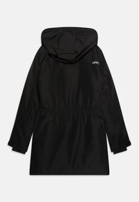 Zwarte waterdichte parka met capuchon, elastische tailleband en Levi's-logo op de bovenrug. Lange mouwen met verstelbare manchetten. Soepele textuur.
