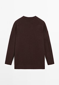 Burgundské oversized svetr z měkké pleteniny, s širokým výstřihem, spadlými rameny a rovnými lemy.