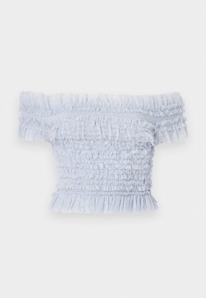Lyseblå off-the-shoulder topp laget av smockstoff, med volanger og en teksturert design med myke, delikate detaljer.