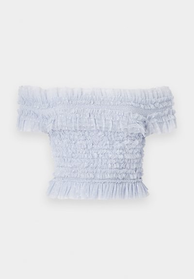 Světle modrý top bez ramínek vyrobený z nařasené látky, s volánkovými okraji a texturovaným designem s jemnými a delikátními akcenty.