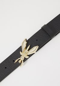 Cintura in pelle nera con finitura texturizzata, caratterizzata da una grande fibbia metallica a forma di ape dorata con accenti in pietra preziosa chiara.