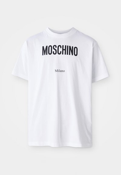 Balts kokvilnas T-krekls ar izteiksm�īgu melnu "MOSCHINO" tekstu virs mazāka "Milano" teksta. Klasisks apaļais izgriezums un īsas piedurknes.