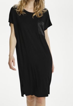 Zwarte korte mouw jurk gemaakt van zachte stof, met een satijnen zak aan de linkerkant en zijsplits voor meer bewegingsvrijheid.
