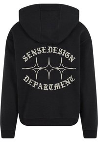 Fekete kapucnis pulóver, nagy grafikai mintával a hátsó oldalon, a "SENSE DESIGN DEPARTMENT" felirattal. Puha tapintású, klasszikus szabású és húzózsinóros kapucnival rendelkezik.
