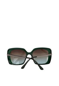 Gafas de sol grandes de color verde con un marco grueso y brillante y lentes degradados, que presentan un puente metálico elegante y brazos delgados en negro.