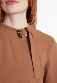 Ana Alcazar A-LINIENKLEID SIDARA - Robe de soirée - braun