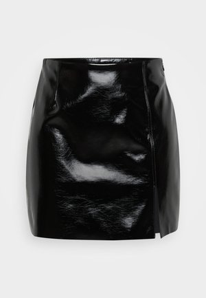 Mini-jupe noire en matériau brillant. Comprend une fermeture éclair sur le côté et une fente sur le côté droit pour un détail et un design supplémentaires. Texture lisse.