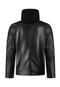 Chaqueta de cuero negra con un diseño estructurado, que presenta un collar alto y una textura suave. Costuras visibles y una forma ligeramente ajustada.
