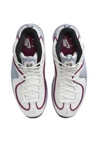 Białe i szare sneakersy z burgundowymi akcentami. Cecha to sznurowadła, wyściełany kołnierz i teksturowana podeszwa. Logo Nike na języku i boku.