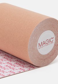 Persikinė elastinga tvarstis su tekstūruota paviršiumi. Yra spausdintas popierinis pagrindas su raudonu "MAGIC BODYFASHION" logotipu.