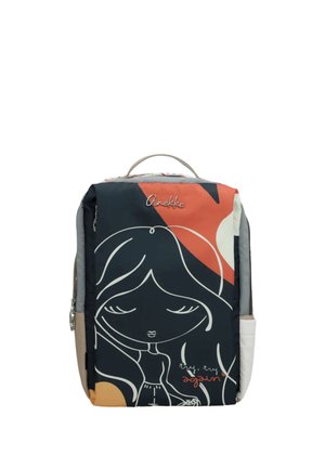 Zaino con illustrazione stilizzata di ragazza, logo "Anekke" e testo "try, try again" su sfondo multicolore nero, arancione e beige.