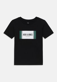 Melna kokvilnas t-krekls ar taisnstūra grafiku, kurā ir "JACK & JONES" baltā tekstā un zaļajos akcentos, ar apaļu kakla izgriezumu un īsām piedurknēm.