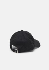 Casquette de baseball noire en coton avec une visière courbée, une sangle réglable à l'arrière et des trous de ventilation près du sommet.