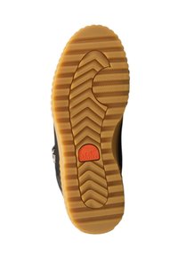 Svart såle med teksturerte mønstre, inkludert spor og rygger. Har en lys appelsin Sorel-logo i midten.