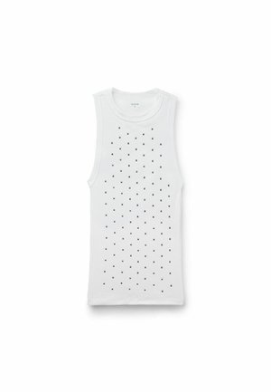 Weißes Tanktop mit gerillter Textur, rundem Halsausschnitt und einem Muster aus gleichmäßig verteilten kleinen schwarzen Nieten auf der Vorderseite.