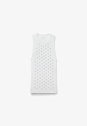 Witte tanktop met een geribbelde textuur, ronde halslijn en een patroon van kleine zwarte studs die gelijkmatig over de voorkant zijn verdeeld.