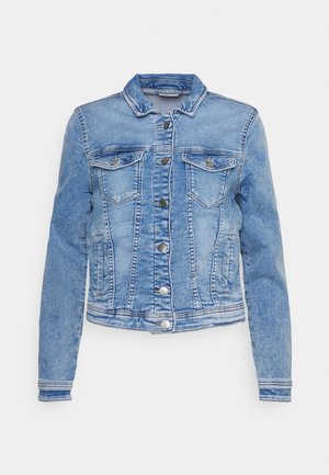 Lyseblå denimjakke med knapper foran, to brystlommer med klap og knapper og lange ærmer, vist mod en hvid baggrund.