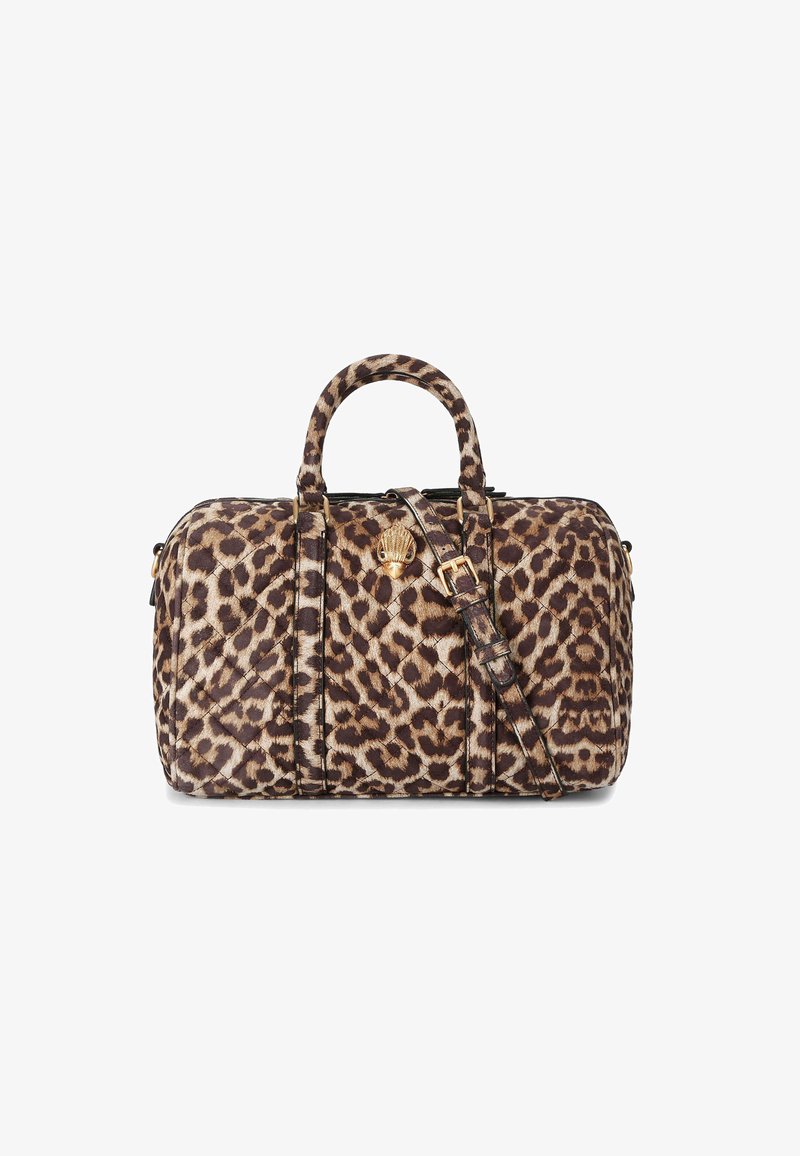 Torba sportowa w print leopardzi z wyraźnie zdefiniowanym kształtem, czarnymi akcentami, uchwytem u góry i odpinanym paskiem na ramię. Zawiera detale w kolorze złotym.