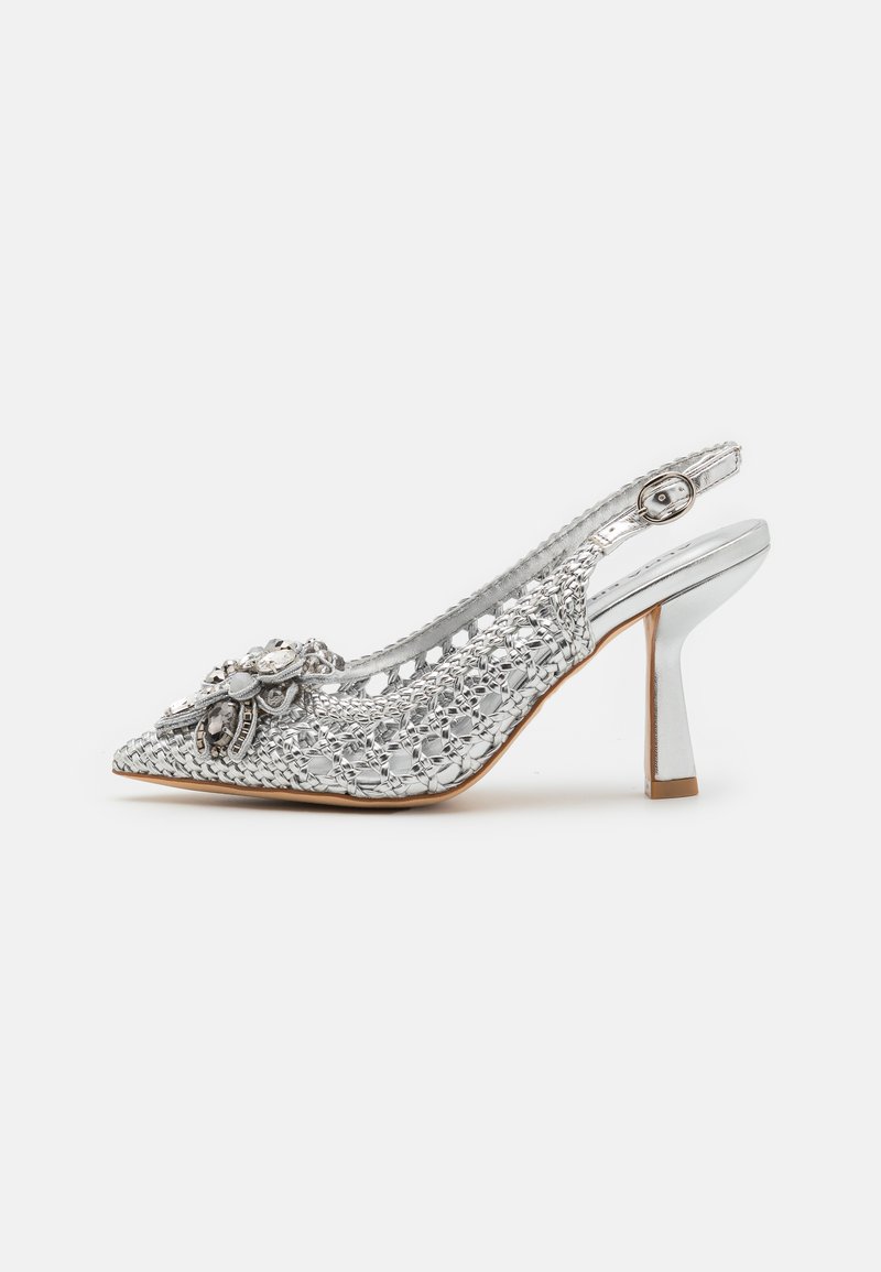 Scarpa con tacco alto slingback argento, presenta una punta affilata, materiale texture, decorazione frontale e un tacco a blocco metallico.