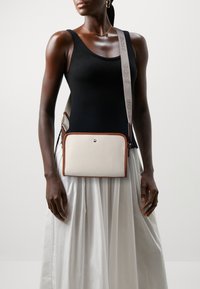 BOSS SANDY CROSSBODY - Skuldertasker - open white